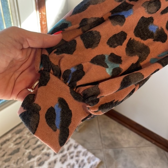 NWT ADORA animal print SOFT COZY fleece knit top accent buttons boat neck M - Picture 5 of 9